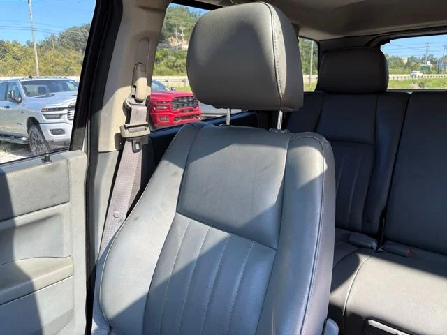 Used 2005 White Jeep Laredo image 34
