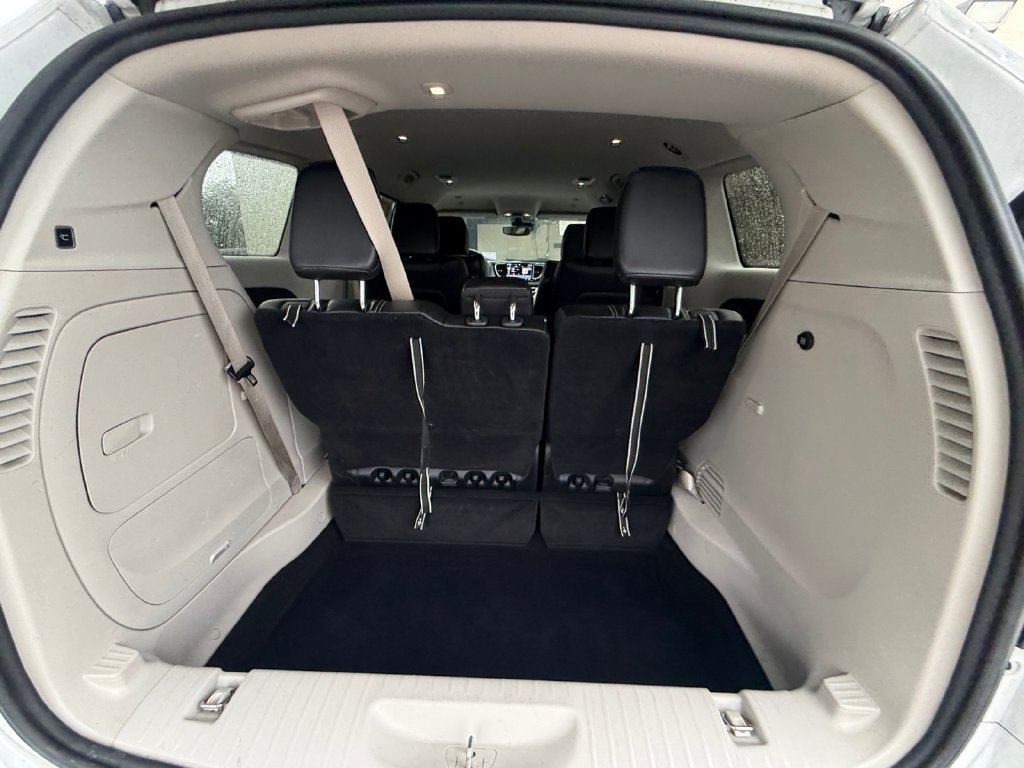 Used 2024 White Chrysler Select image 19