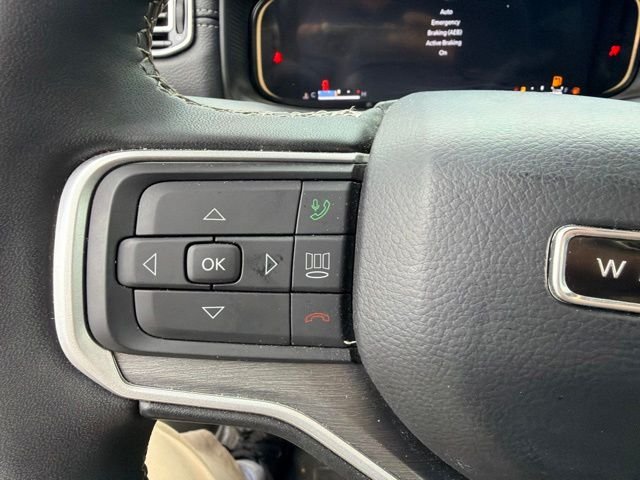 Used 2025 Silver Jeep Base image 17