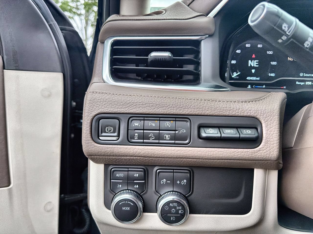 Used 2022 Hunter Metallic GMC Denali image 15