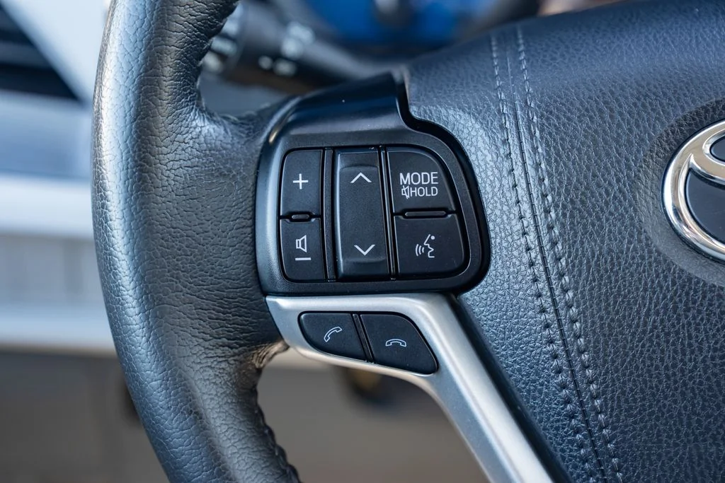 Used 2020 Predawn Gray Mica Toyota XLE image 17