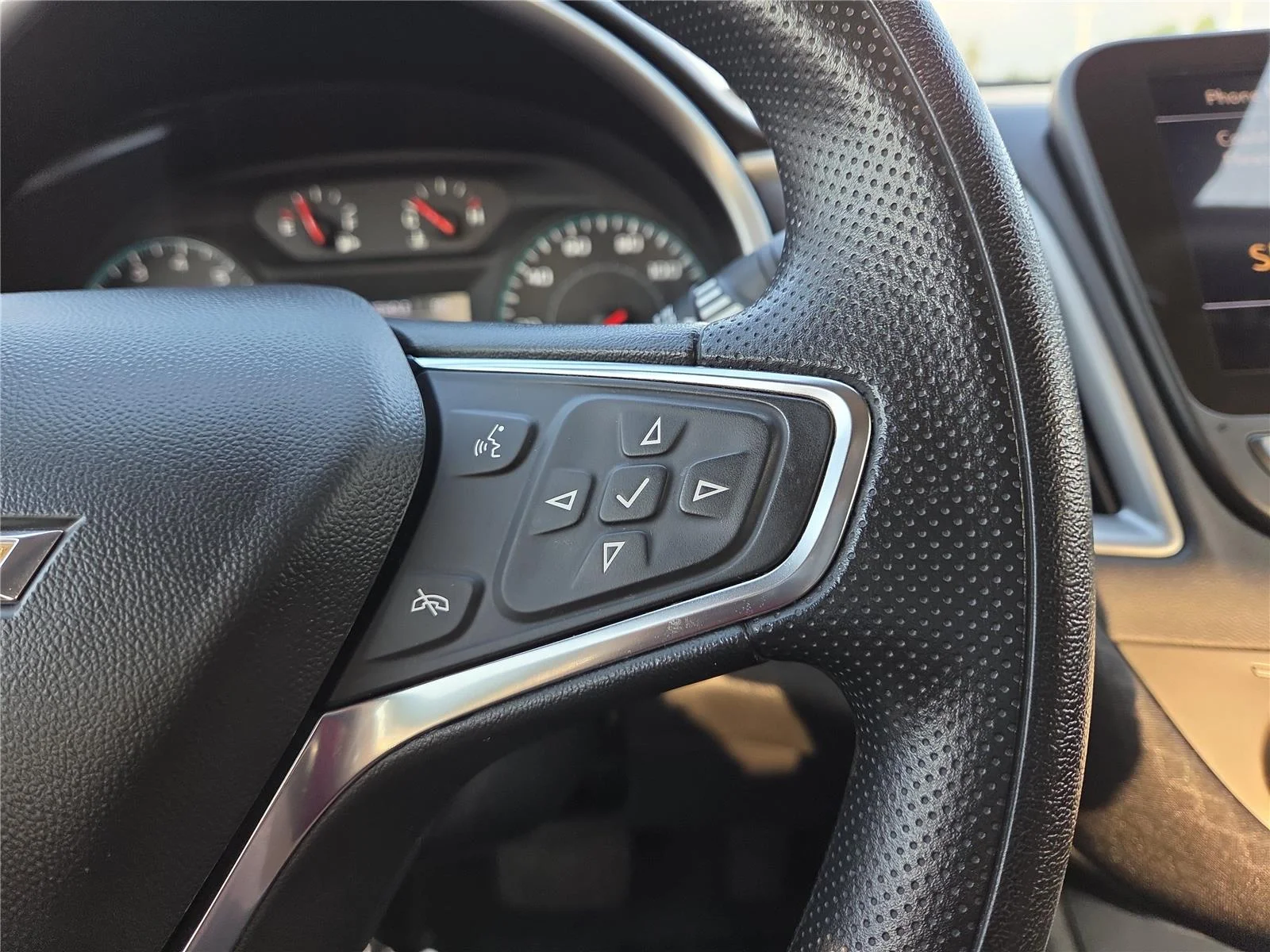 Used 2024 Summit White Chevrolet LT image 14