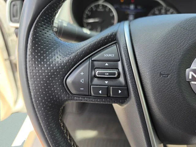 Used 2023 White Nissan Platinum image 41