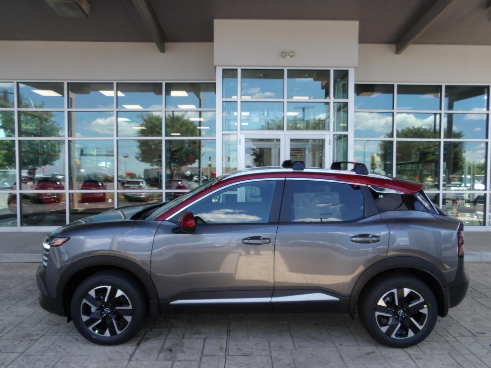 New 2026 Gun Metallic / Scarlet Ember Tintcoat Two-tone Nissan SV image 4