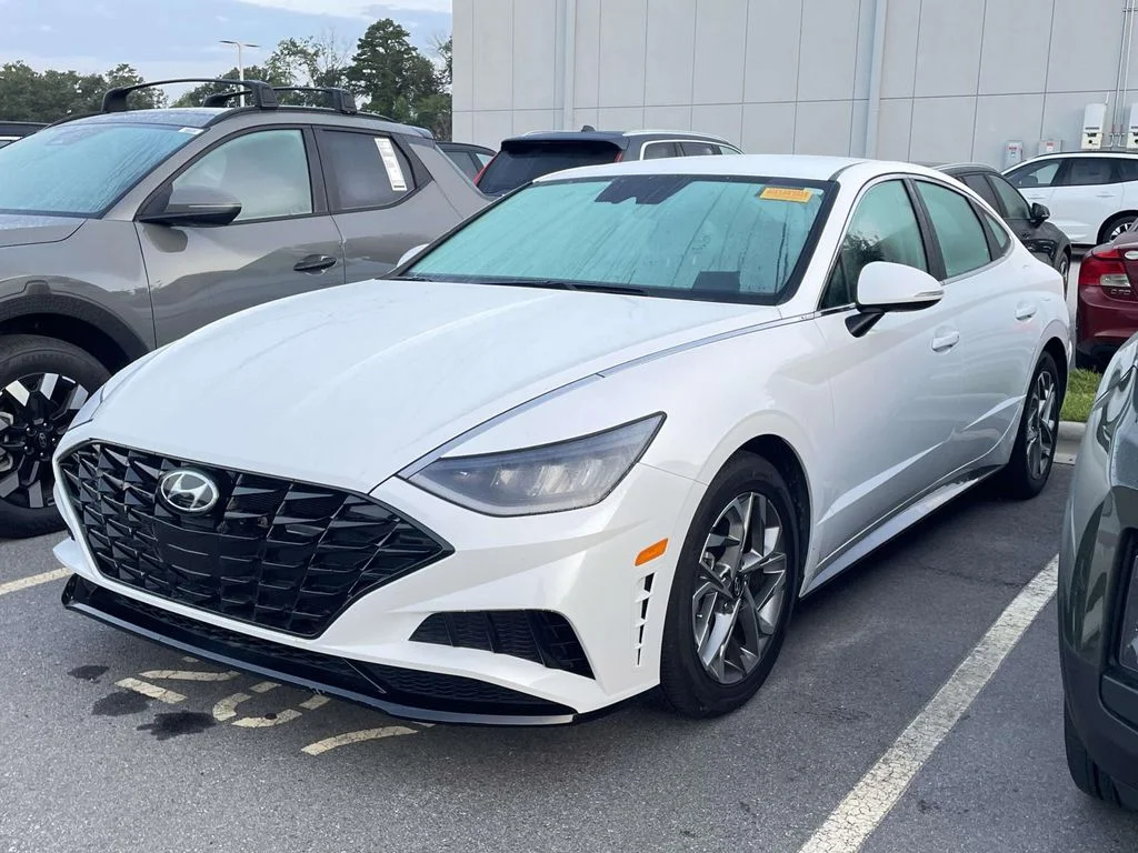 Used 2021 Quartz White Hyundai SEL image 2