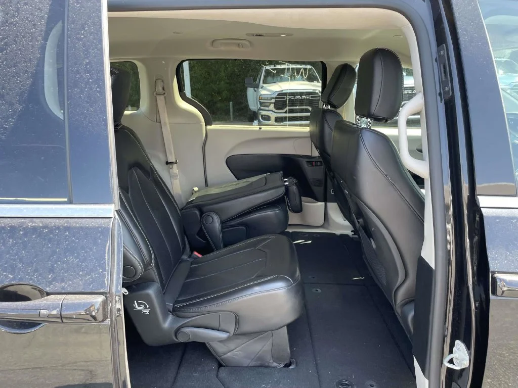 Used 2023 Black Chrysler Touring L image 14