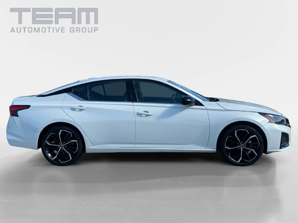 Used 2025 White Nissan 2.5 SR image 8