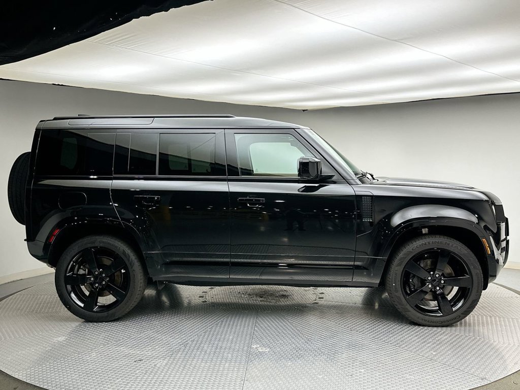 New 2026 Santorini Black Land Rover X-Dynamic SE image 4