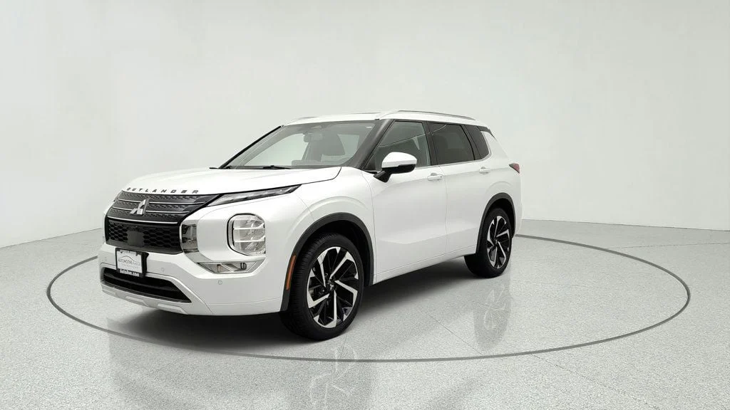 2023 Mitsubishi Outlander SEL 2WD's photo