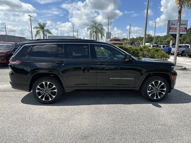 New 2025 Diamond Black Crystal Pearl-Coat Exterior Paint Jeep Overland image 3