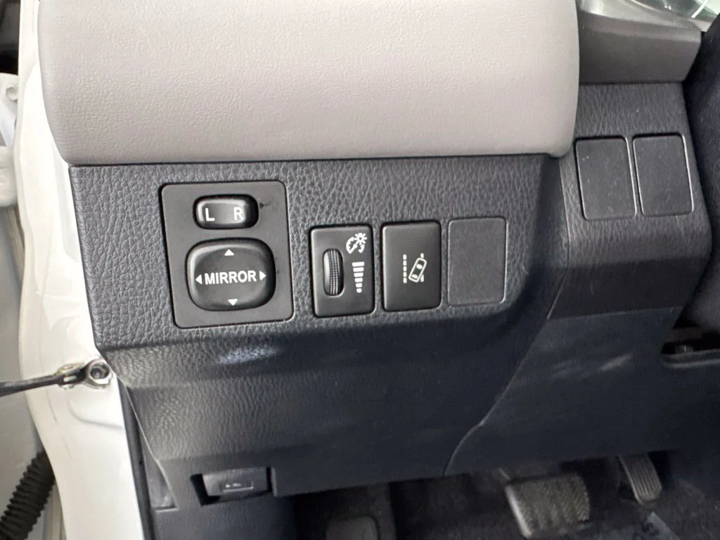 Used 2018 White Toyota LE image 36