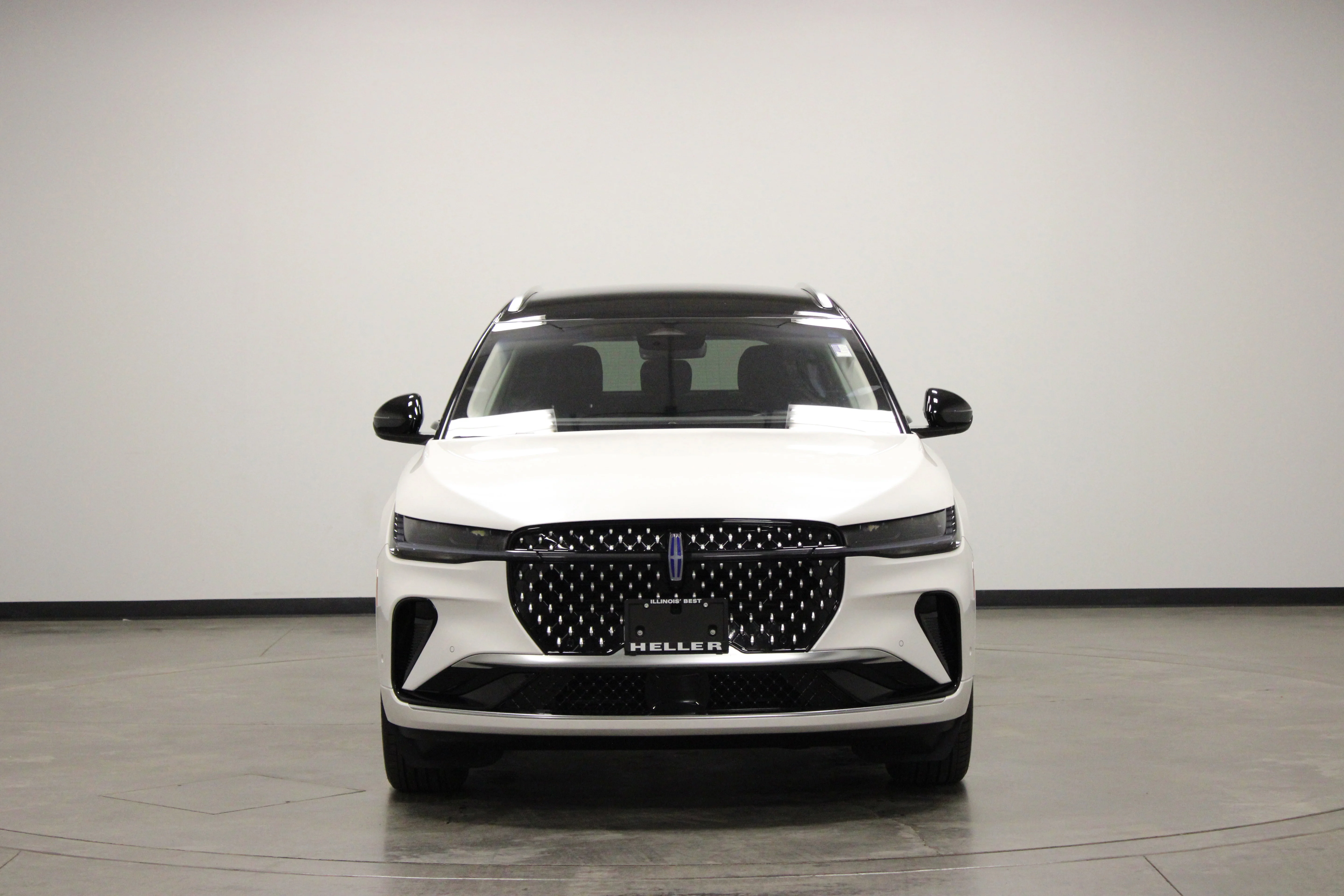 Used 2024 White Platinum Clearcoat Metallic Lincoln Reserve image 3