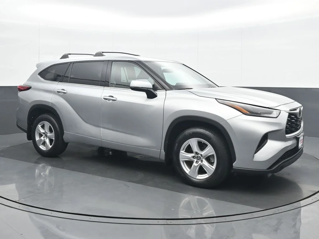Used 2022 Silver Toyota L image 8