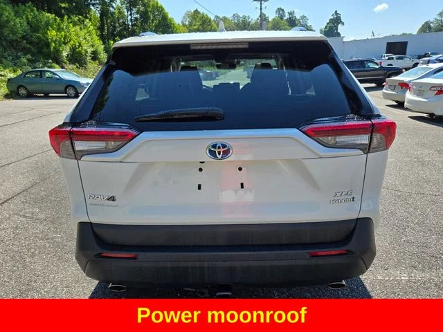 Used 2022 White Toyota XLE Premium image 8