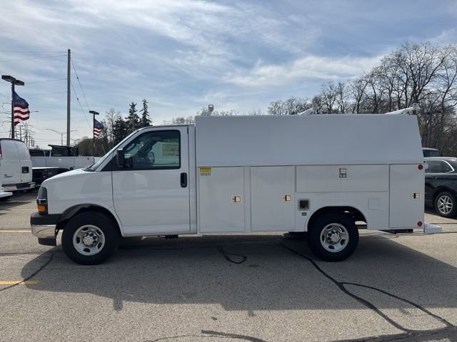 New 2025 Summit White Chevrolet 1WT image 3