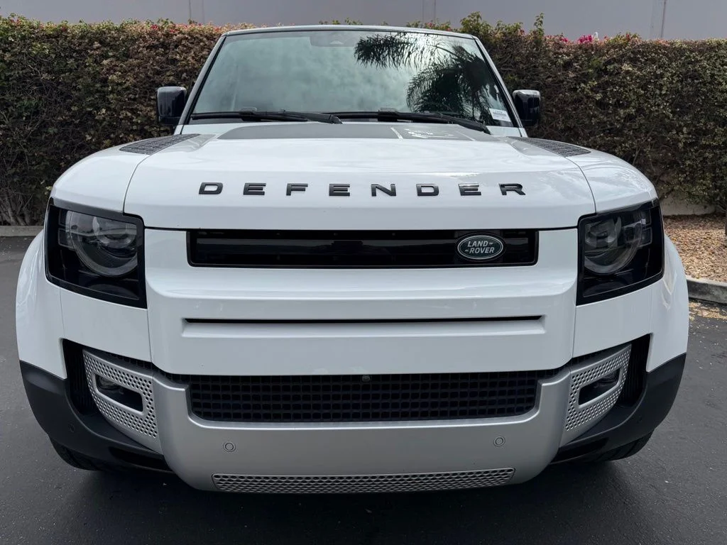Used 2023 Fuji White Land Rover SE image 2