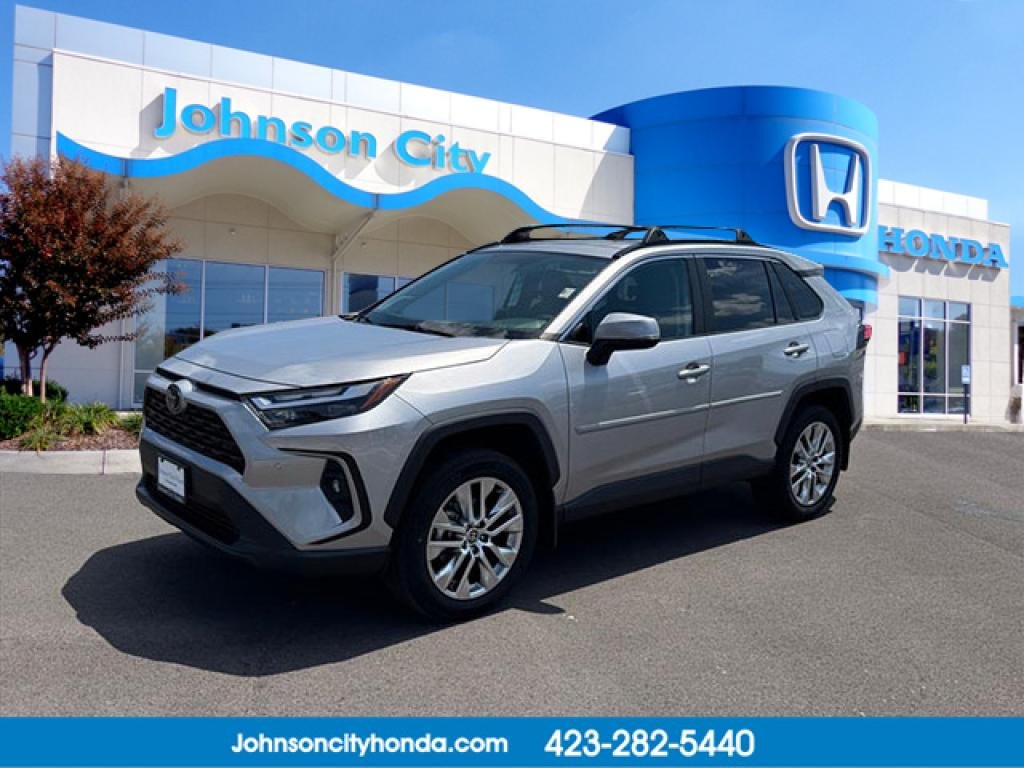 Used 2023 SILVER SKY METALLIC Toyota XLE Premium image 1