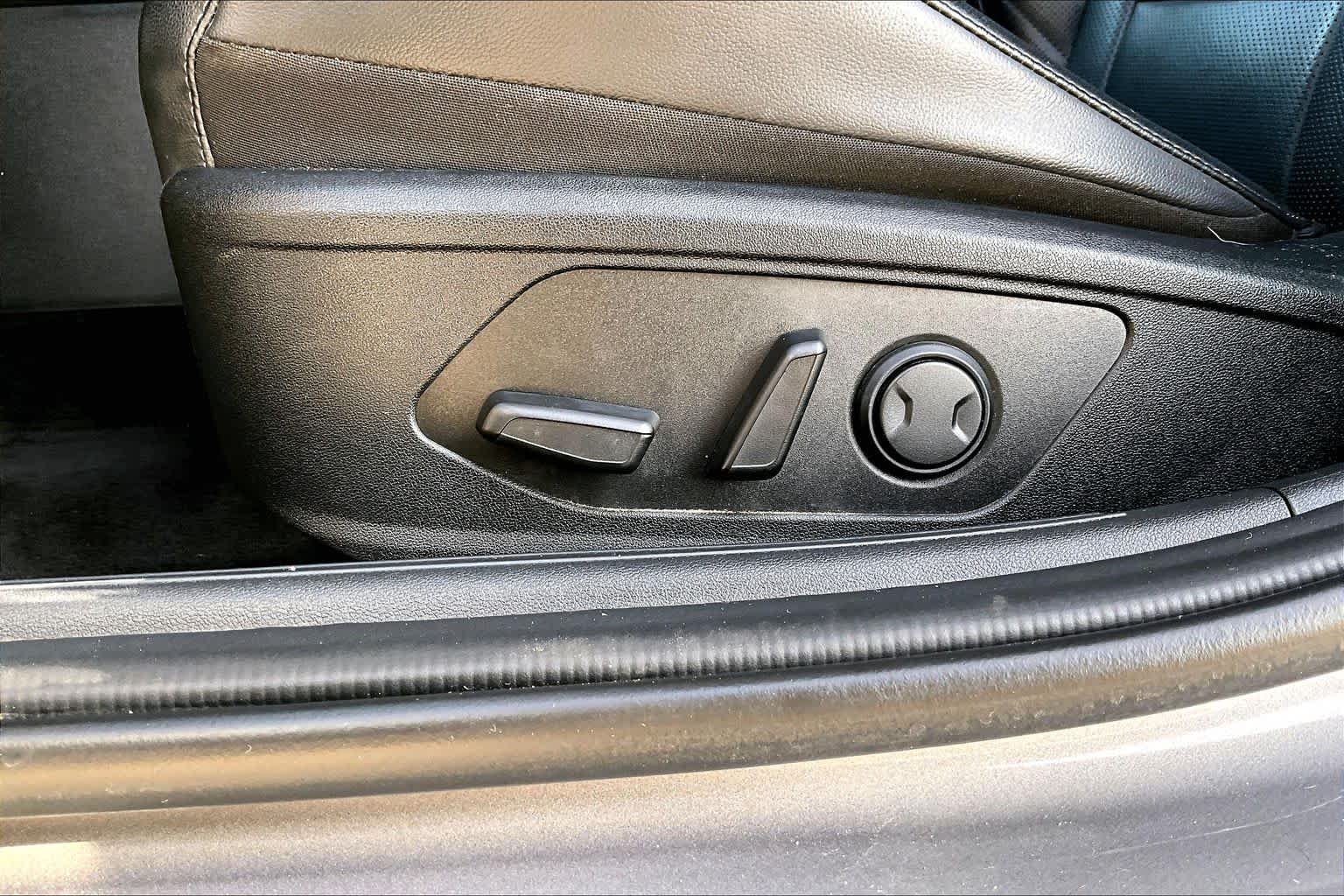 Used 2023 Fluid Metal Hyundai Limited image 34
