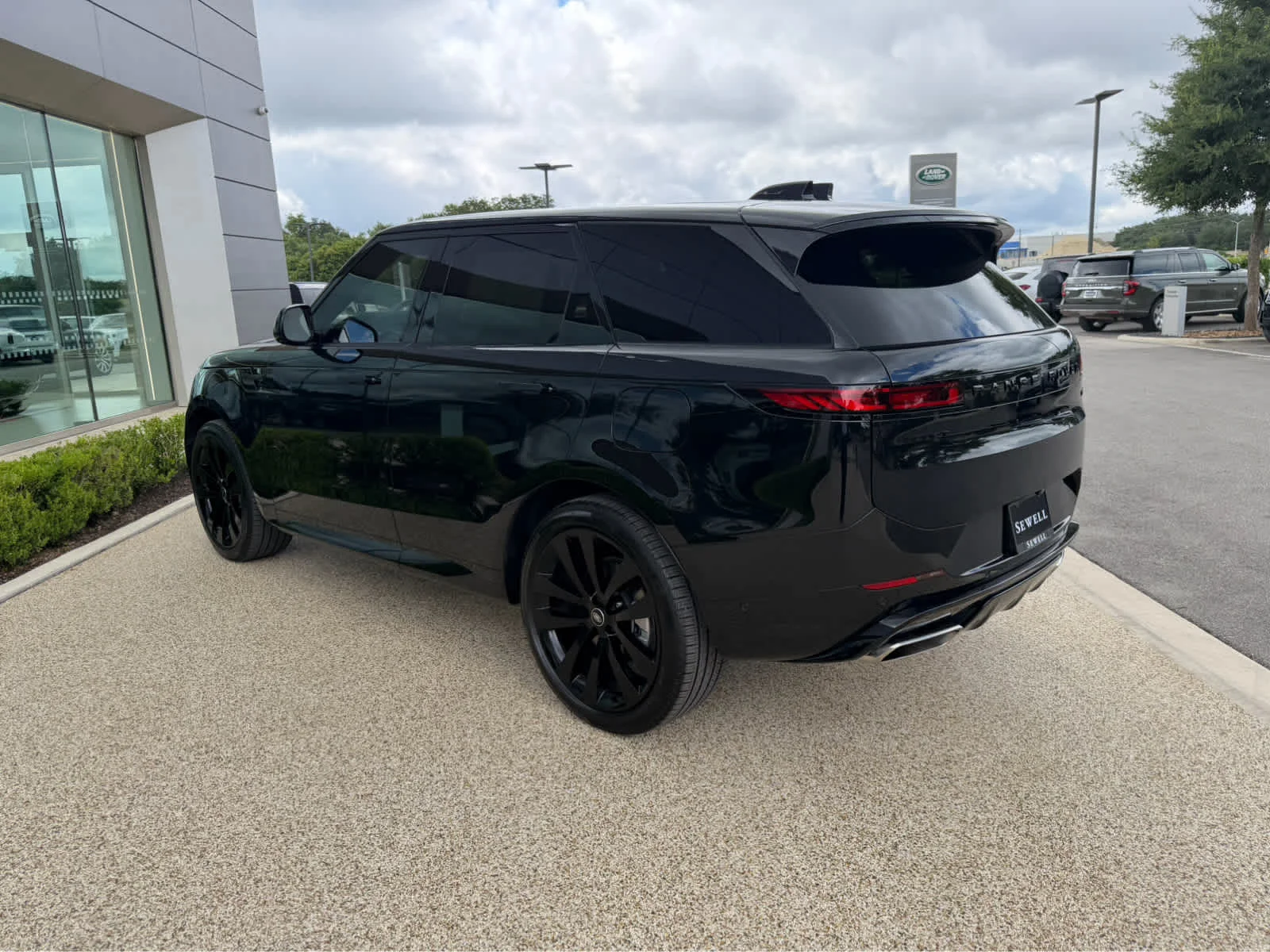 Used 2025 Santorini Black Metallic Land Rover Dynamic SE image 10