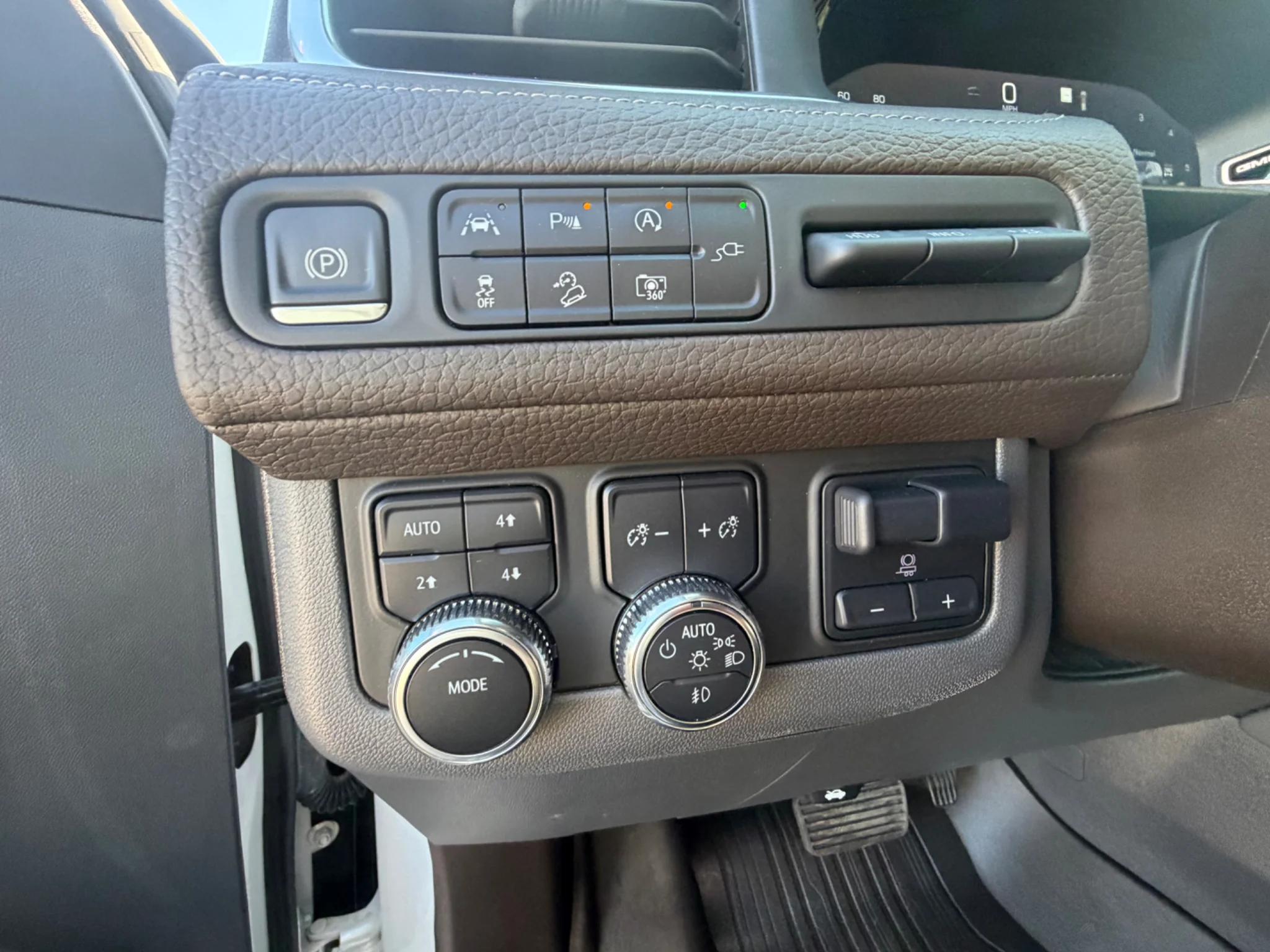 Used 2022 White Frost Tricoat GMC Denali image 20
