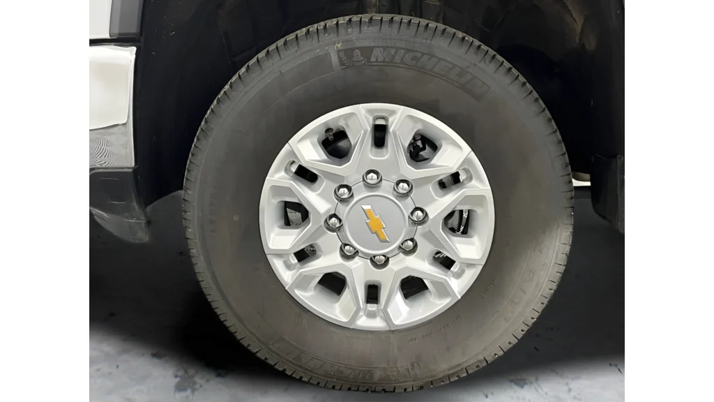 Used 2025 White Chevrolet LT image 19