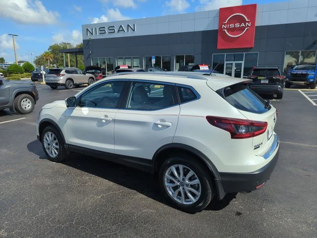Used 2022 White Nissan SV image 9