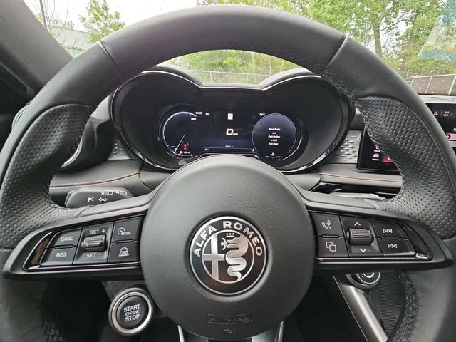 Used 2025 White Alfa Romeo Base image 12