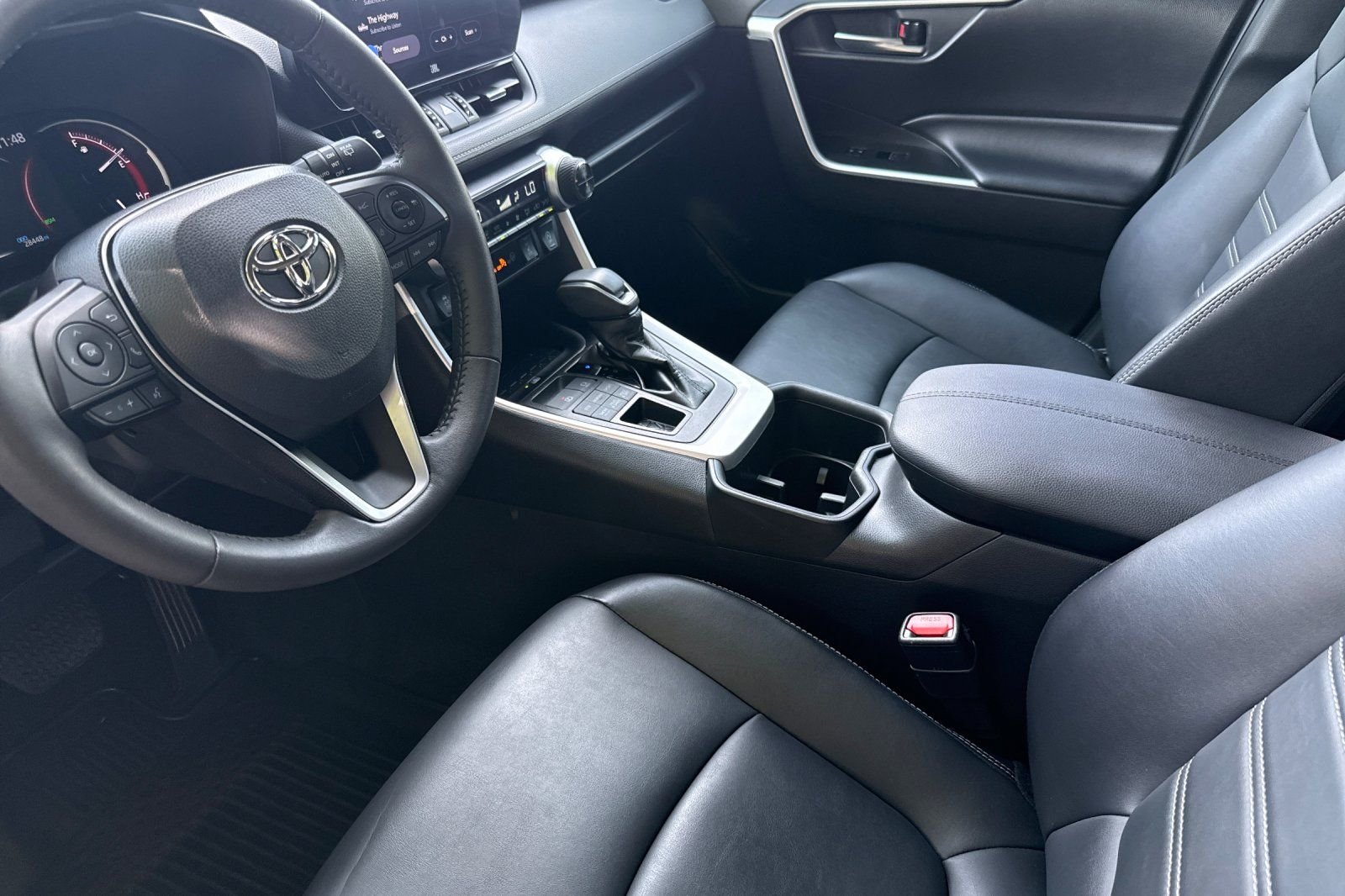 Used 2023  Toyota XLE Premium image 9