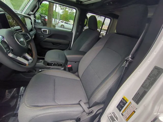 New 2025 Bright White Clear-Coat Exterior Paint Jeep Sahara image 23