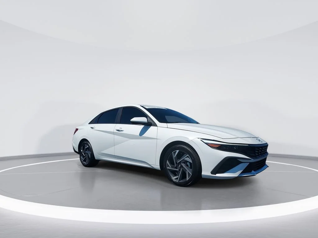 Used 2025 White Hyundai SE image 2