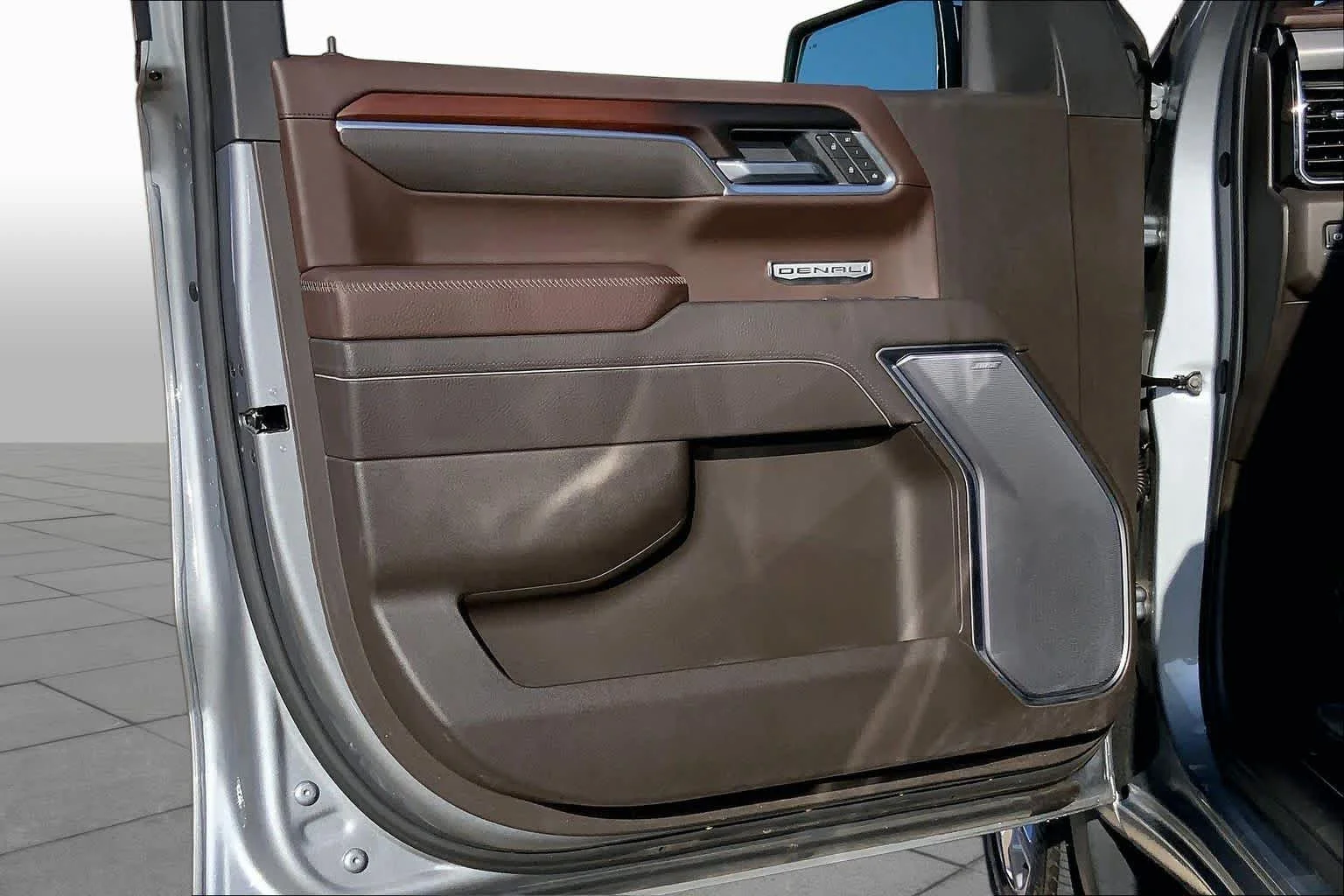 Used 2025 Sterling Metallic GMC Denali image 22