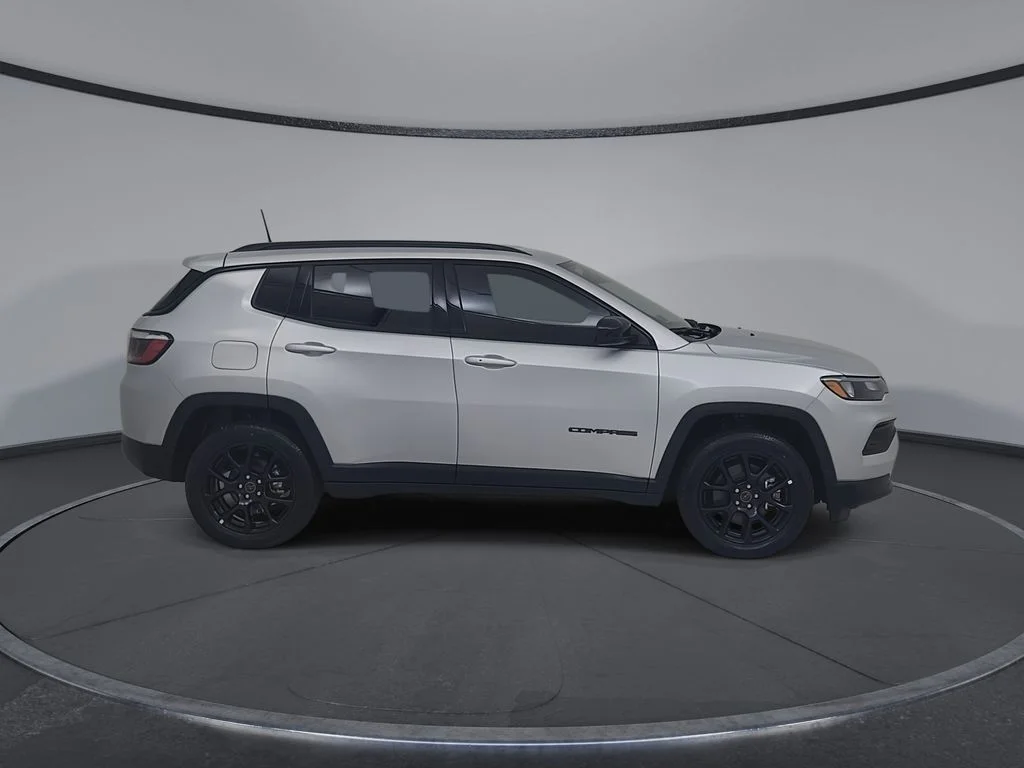 New 2026 Silver Zynith Metallic Clearcoat Jeep Latitude image 17