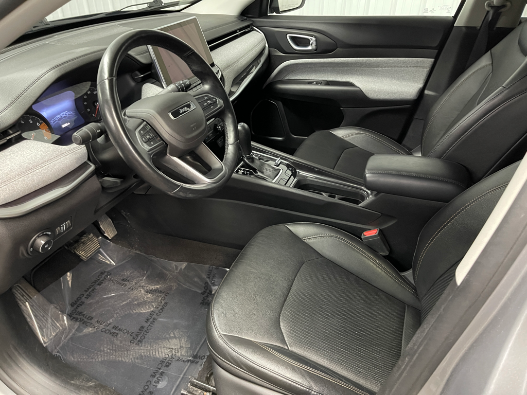 Used 2022 Silver Jeep Latitude Lux image 14