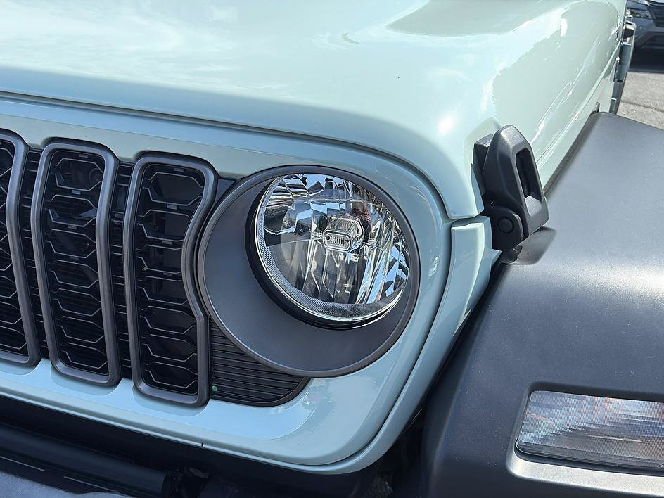 Used 2024 Earl Clearcoat Jeep Sport S image 13