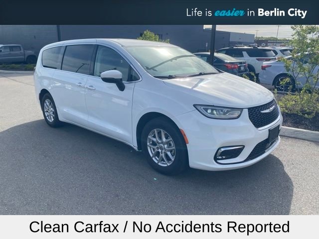 2023 Chrysler Pacifica Touring L's photo