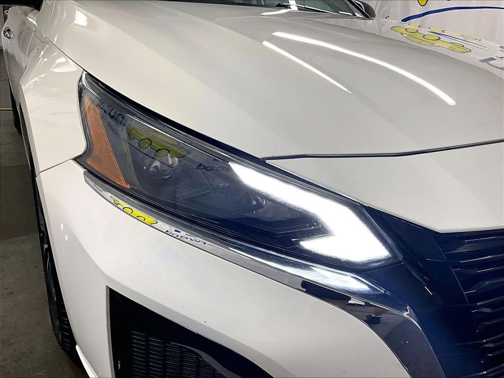 Used 2025 White Nissan 2.5 SV image 31