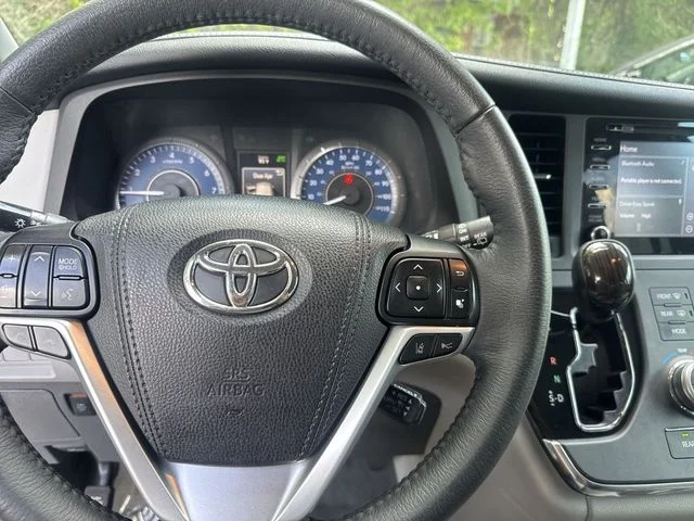 Used 2018 White Toyota XLE image 20