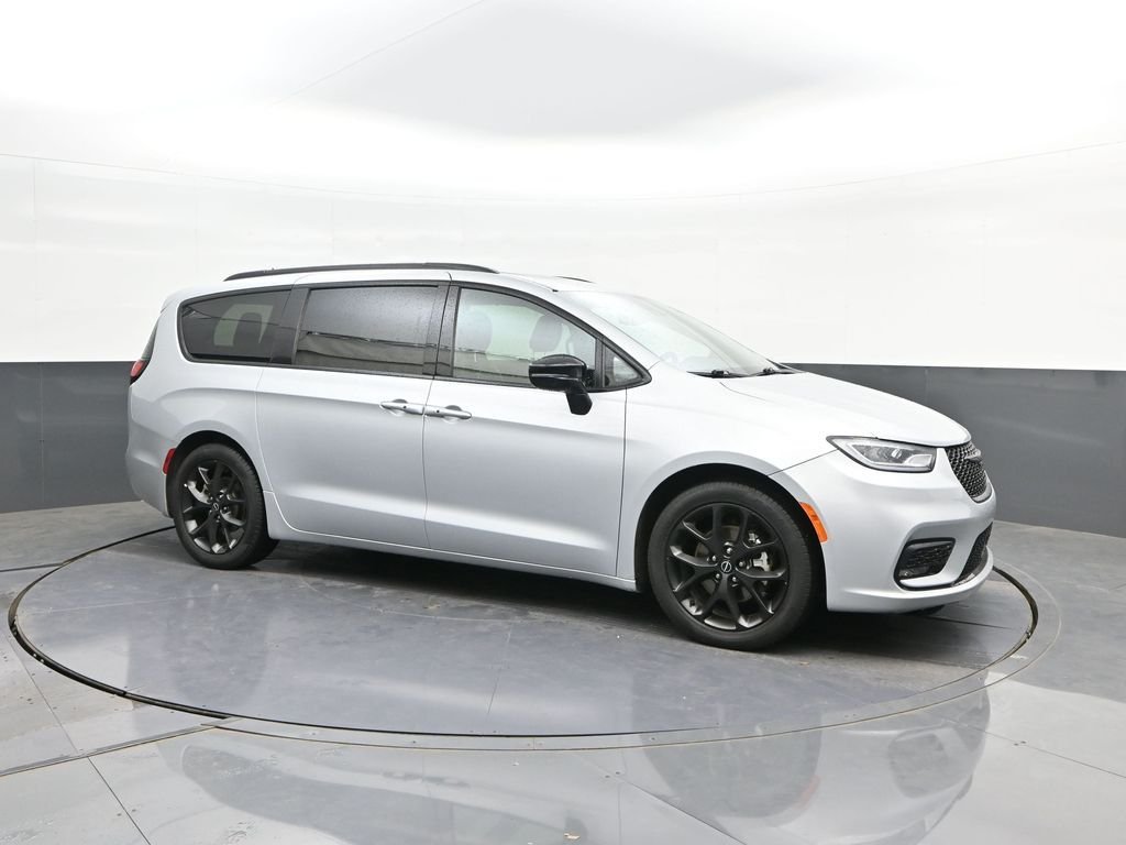 Used 2026 Silver Chrysler Limited image 17