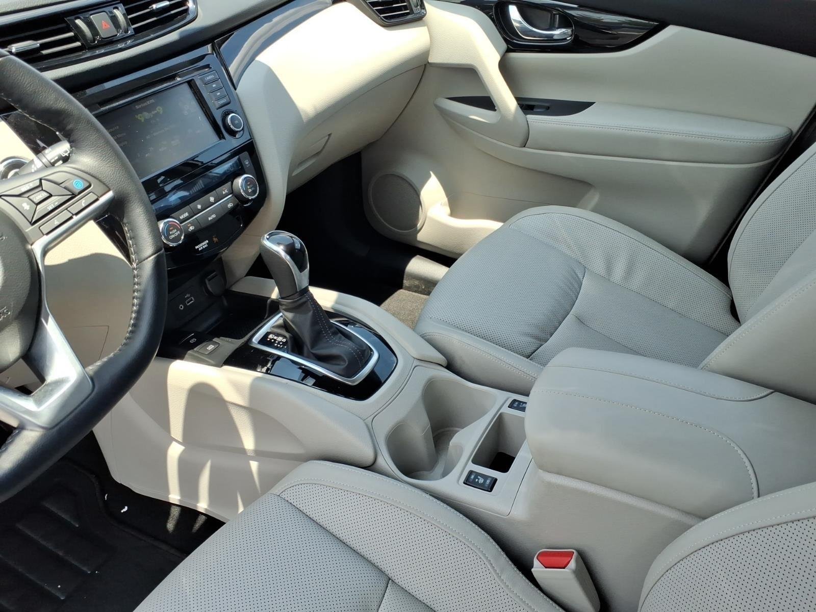 Used 2022 Pearl White Tricoat Nissan SL image 22