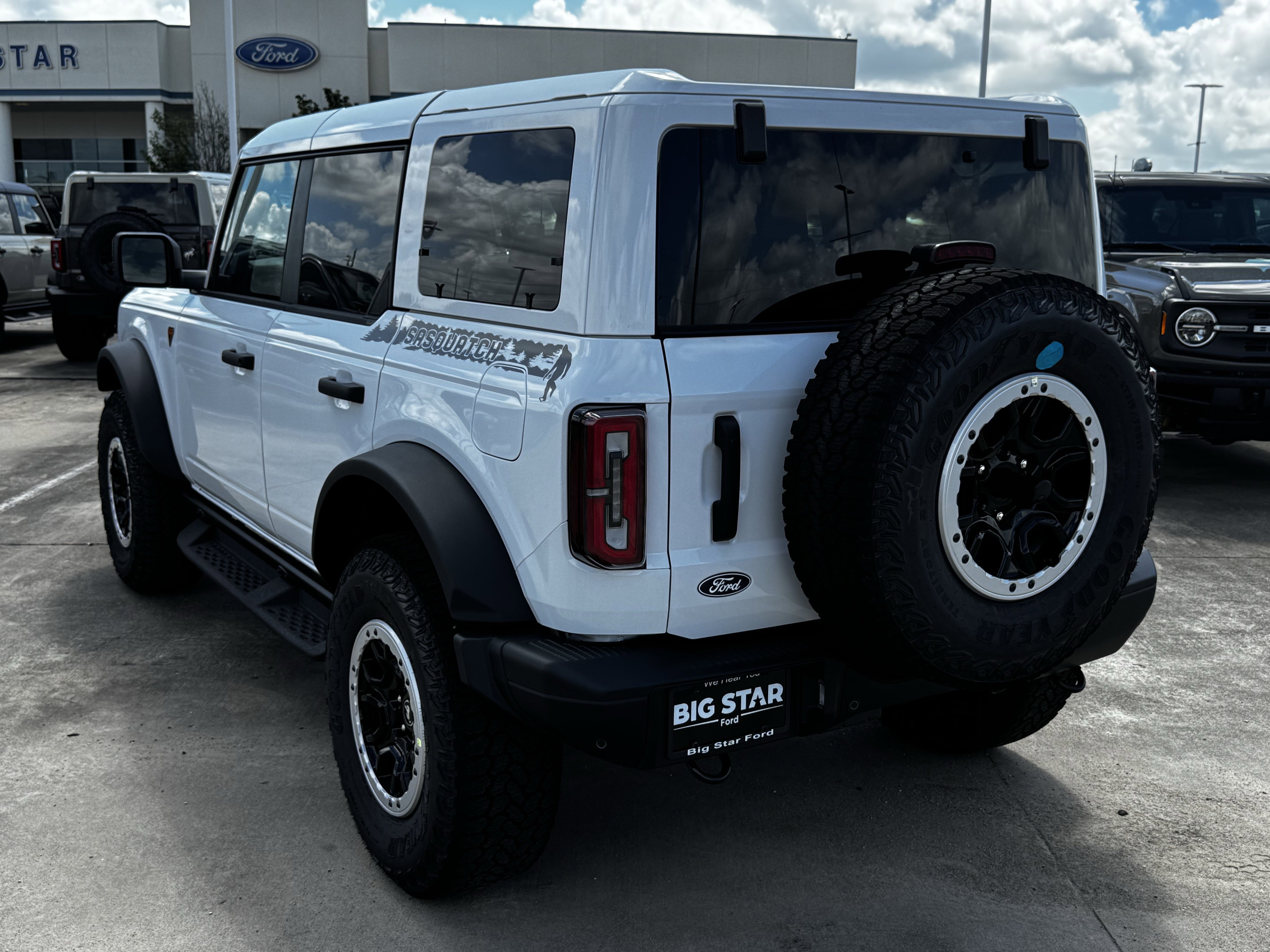New 2026 Oxford White Ford Badlands image 7
