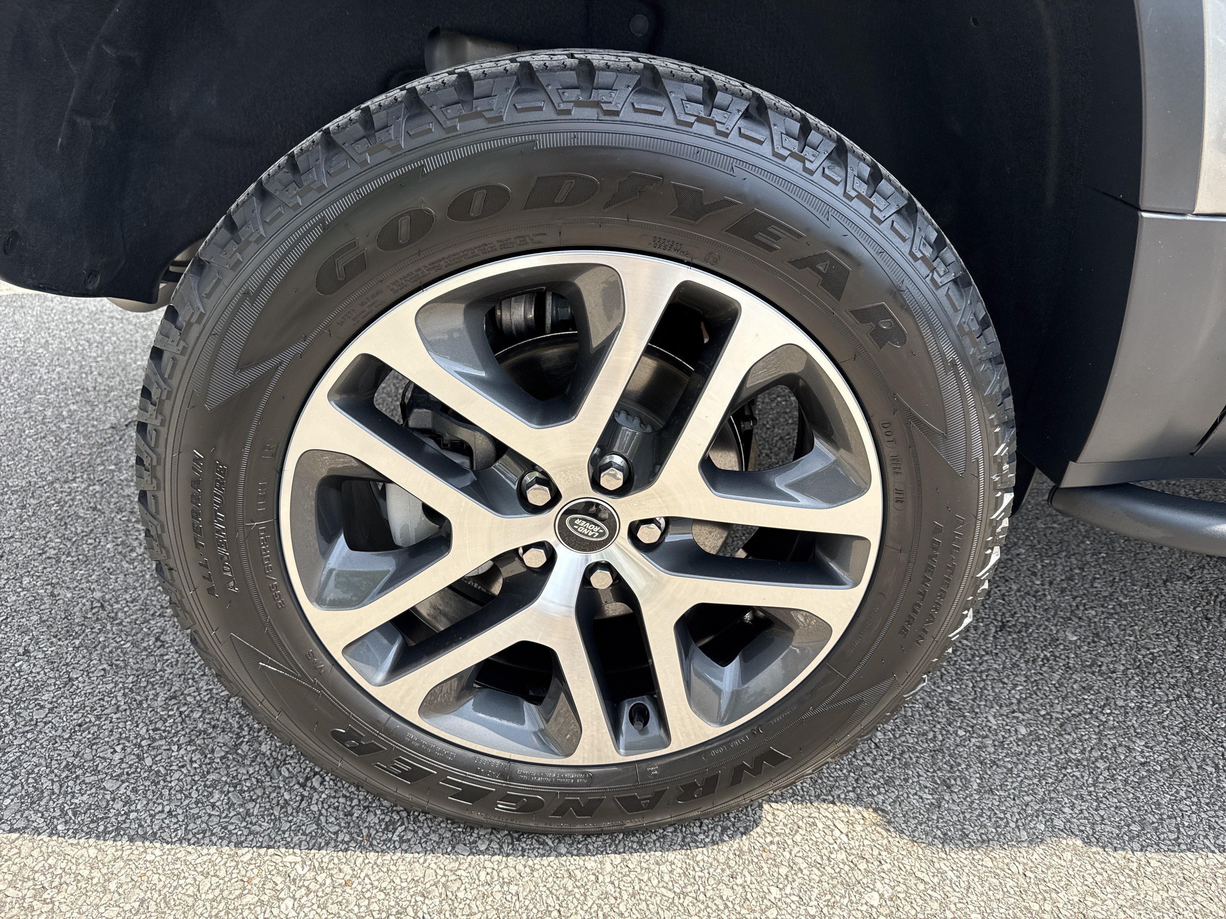 Used 2023  Land Rover S image 19