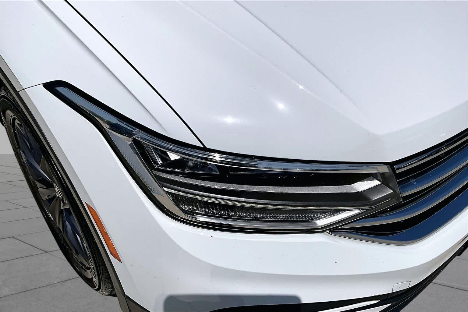Used 2022 Pure White Volkswagen SE image 28