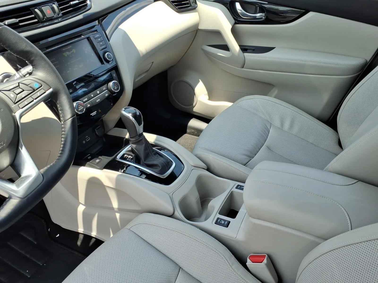 Used 2022 Pearl White Tricoat Nissan SL image 22