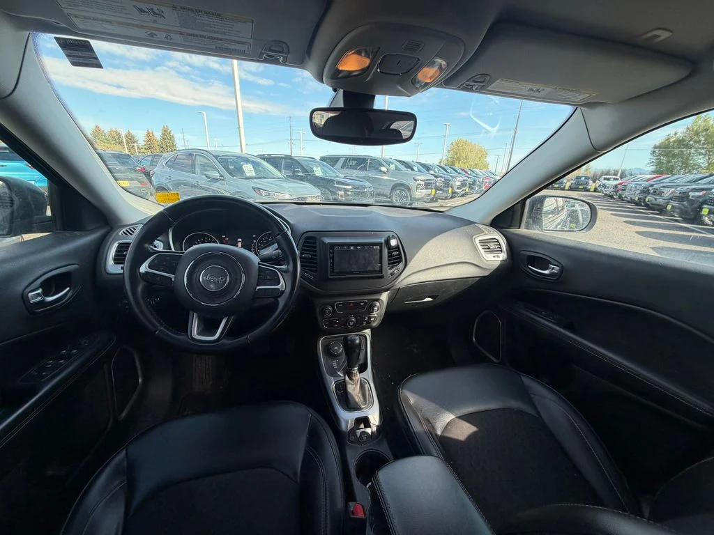 Used 2018 Blue Jeep Latitude image 3