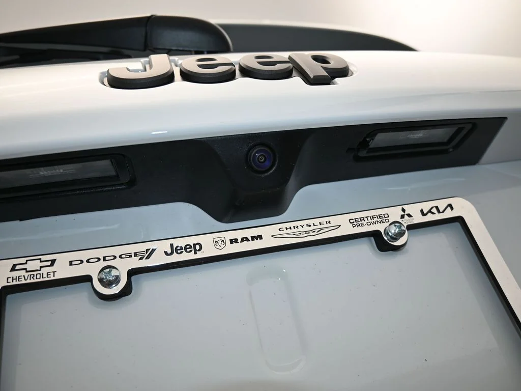 New 2026 Bright White Clear-Coat Exterior Paint Jeep Latitude image 31