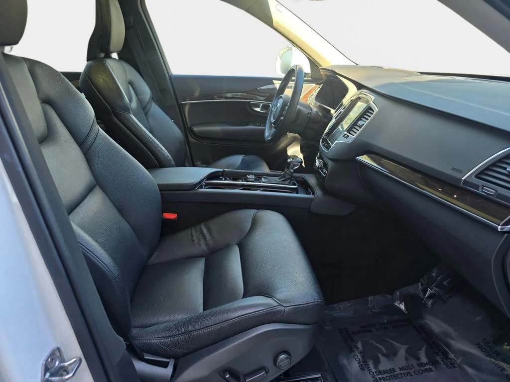 Used 2019 White Volvo T6 Momentum image 12