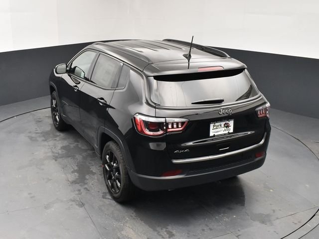 New 2026 Diamond Black Crystal Pearl-Coat Exterior Paint Jeep Latitude image 16