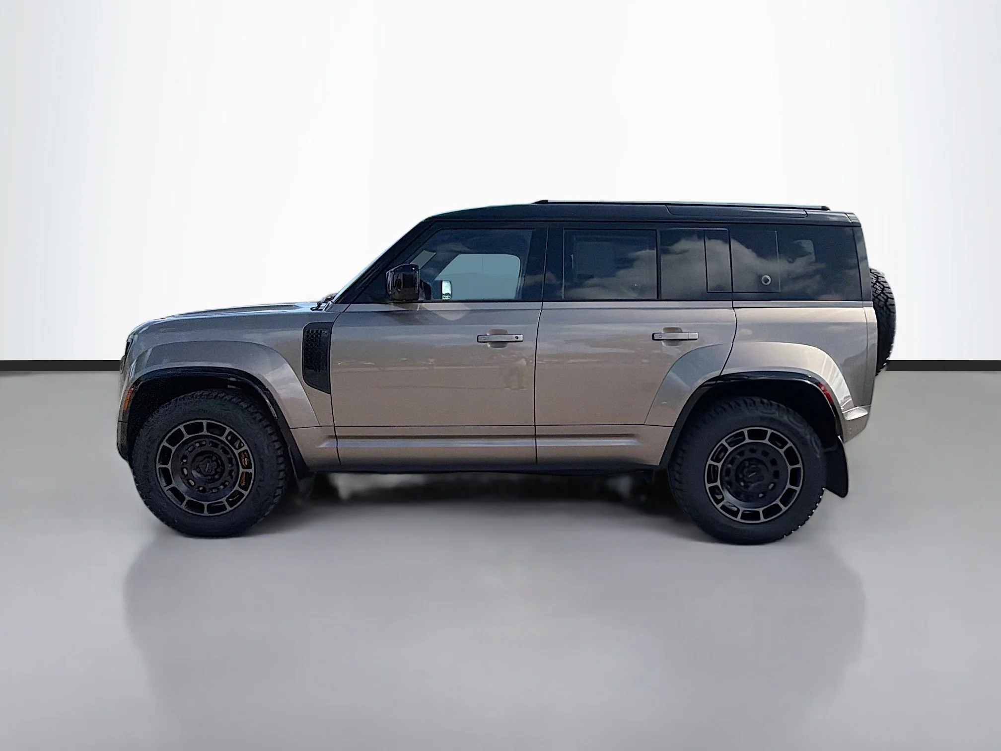 New 2026 Petra Copper Land Rover OCTA image 2