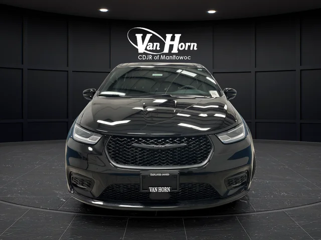 Used 2023 Brilliant Black Crystal Pearlcoat Chrysler Limited image 2