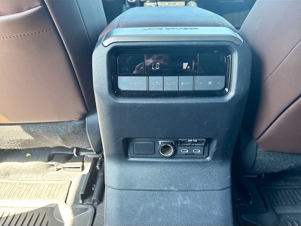 Used 2025  Toyota Base image 16
